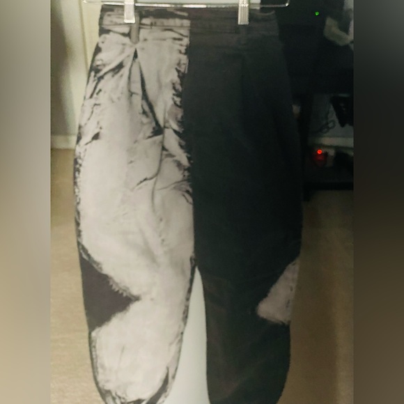 Black distressed denim jeans. Oversized fit, cinch waist, elastic bottom. - Picture 2 of 4